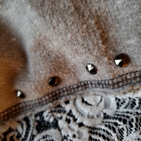 Miss Me Women's Grey Lace Trimmed Long Sleeve Top Size Medium - Picture 7 of 8